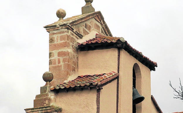 Imagen principal - Espadaña y campanario de la iglesia; abajo, ermita de la Virgen de Oñez y campanario de la ermita.