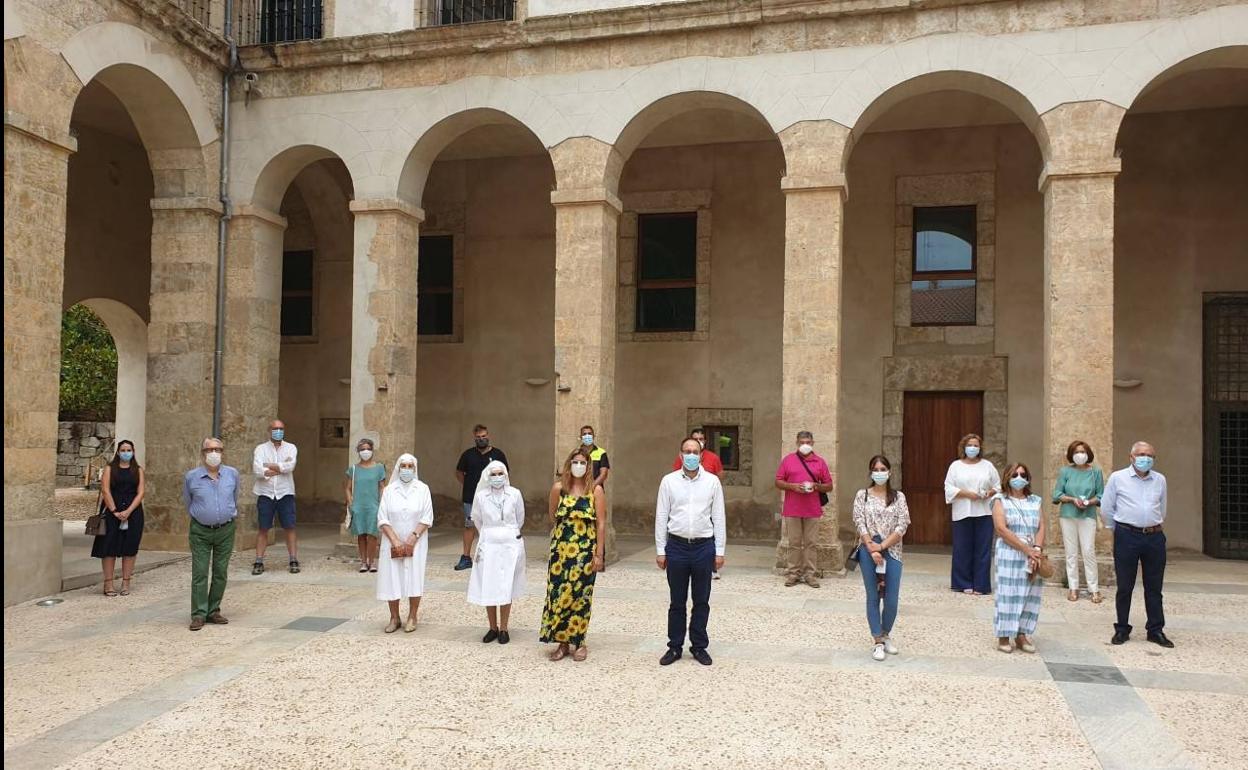 El alcalde y la concejala de Servicios Sociales junto a los voluntarios. 