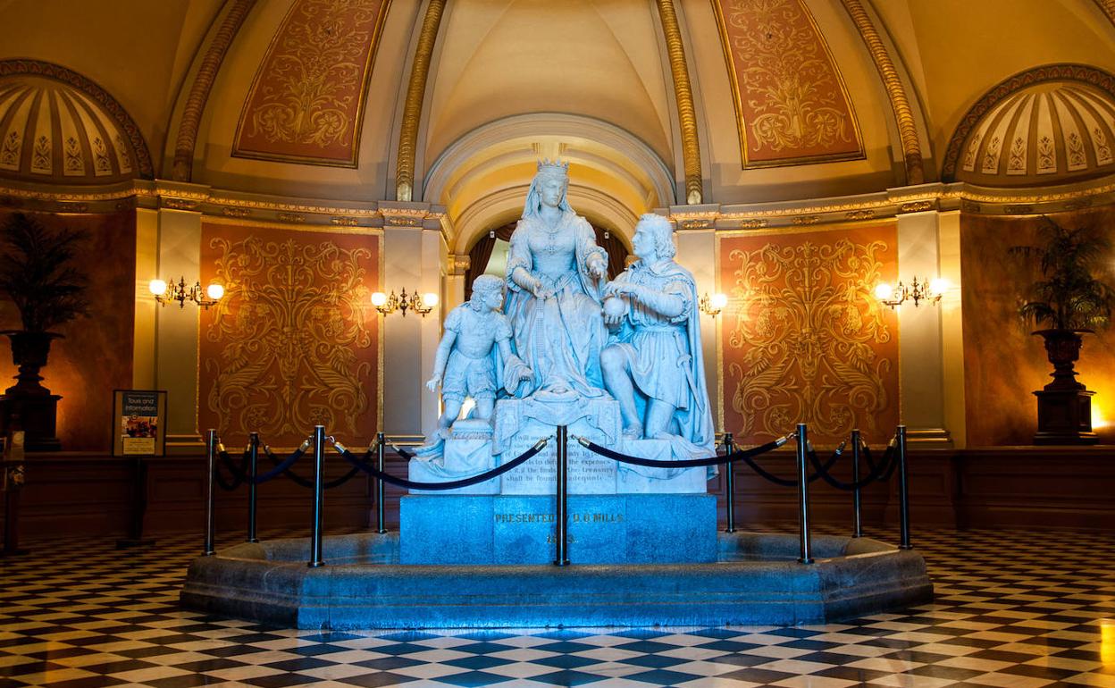 La escultura retirada del Capitolio de California que pide Medina.