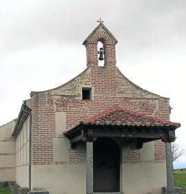 Imagen secundaria 1 - Espadaña y campanario de la iglesia; abajo, ermita de la Virgen de Oñez y campanario de la ermita.