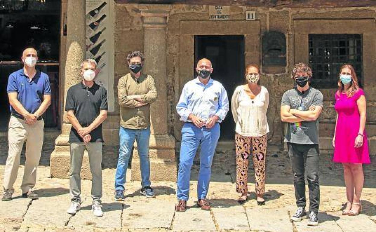 Miembros de la Junta y del Ayuntamiento con Pepe Rodríguez, Samantha Vallejo-Nágera y Jordi Cruz.