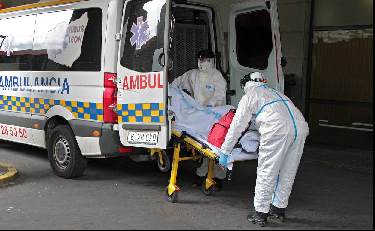 Llegada de un paciente a Urgencias del Hospital de León. 