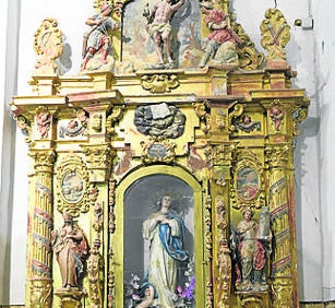 Imagen secundaria 2 - Arriba, fuente mandada construir por los Cabeza de Vaca; Talla del Salvador, cuya autoría se relaciona con Bolduque o Mateo Enríquez y retablo de la Virgen