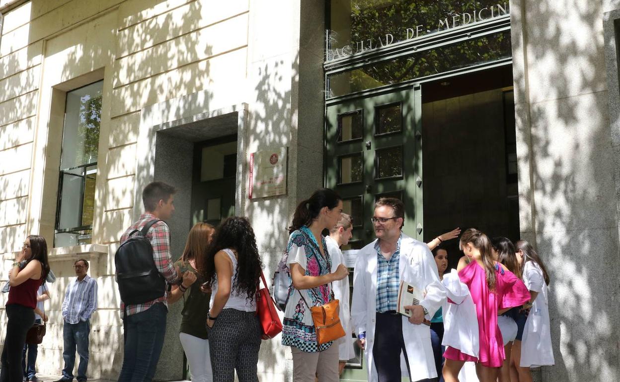 Alumnos de Medicina, en el primer día de clase de un curso pasado. 