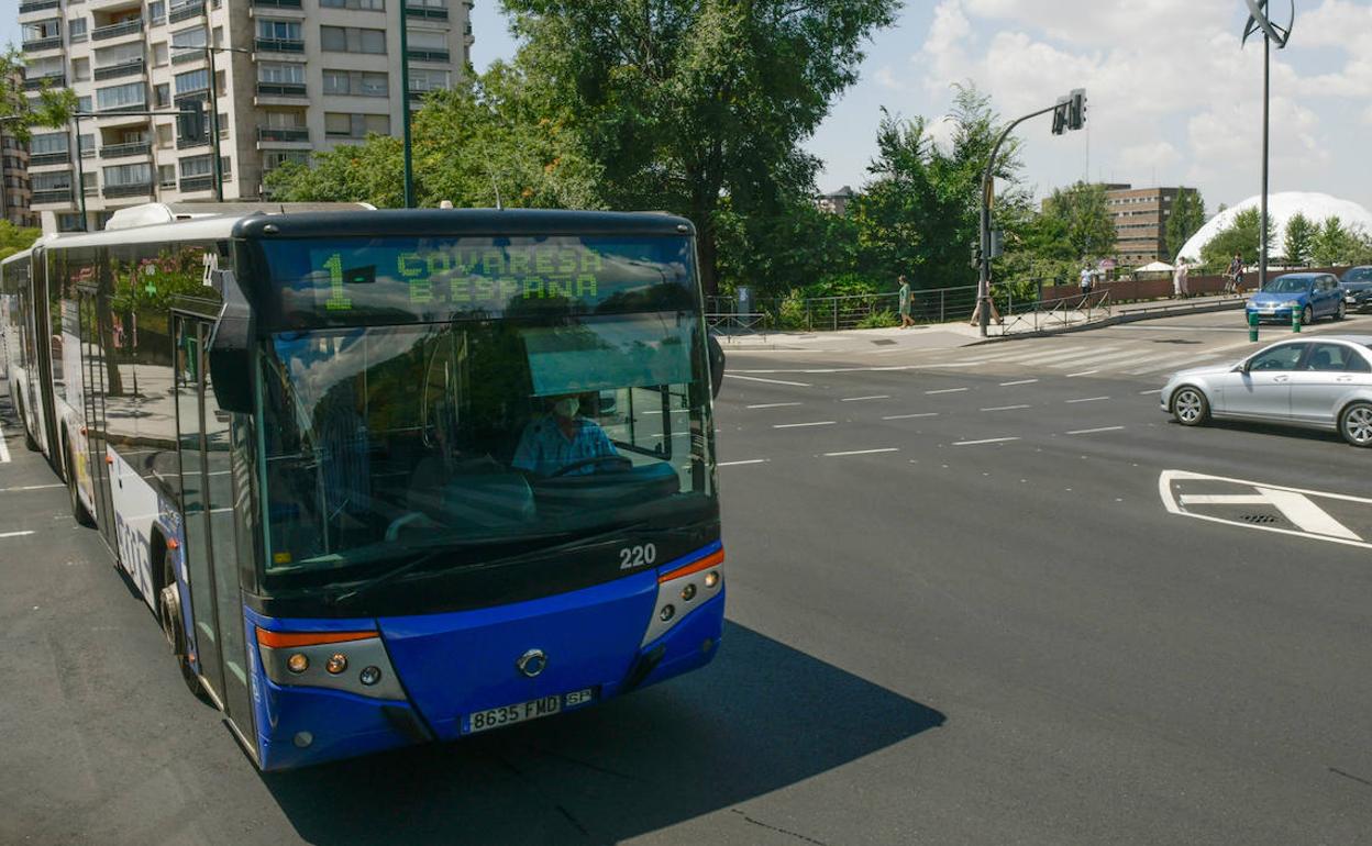 Autobús en el cruce de la calle Doctrinos y el paseo de Isabel la Católica en Valladolid. 