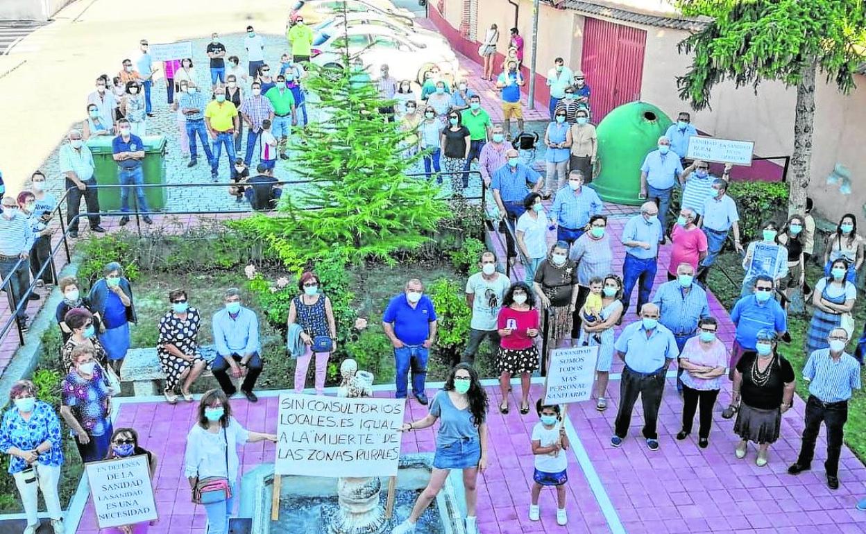 Vecinos de la localidad de Fresneda de Cuéllar, durante una de las protestas. 