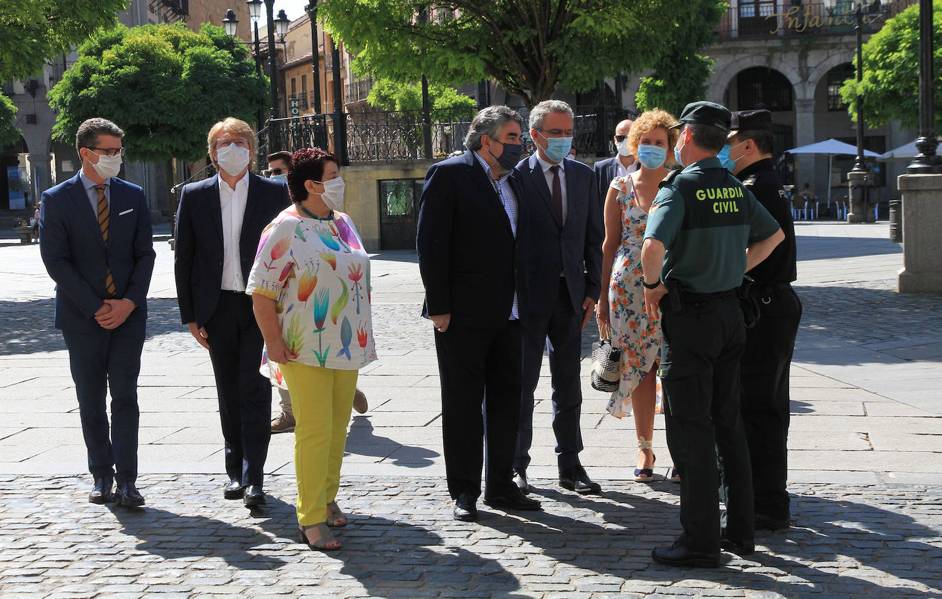 El ministro de Cultura (2º izq.) habla con el restaurador Cándido López a los pies del Acueducto de Segovia este viernes. 