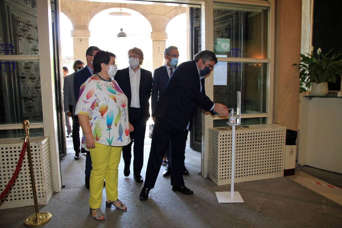 El ministro de Cultura (2º izq.) habla con el restaurador Cándido López a los pies del Acueducto de Segovia este viernes. 