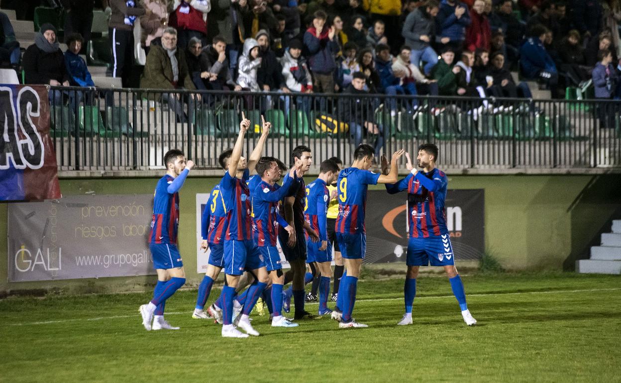 Corro de celebración de jugadores de la Gimnástica Segoviana en un anterior partido. 