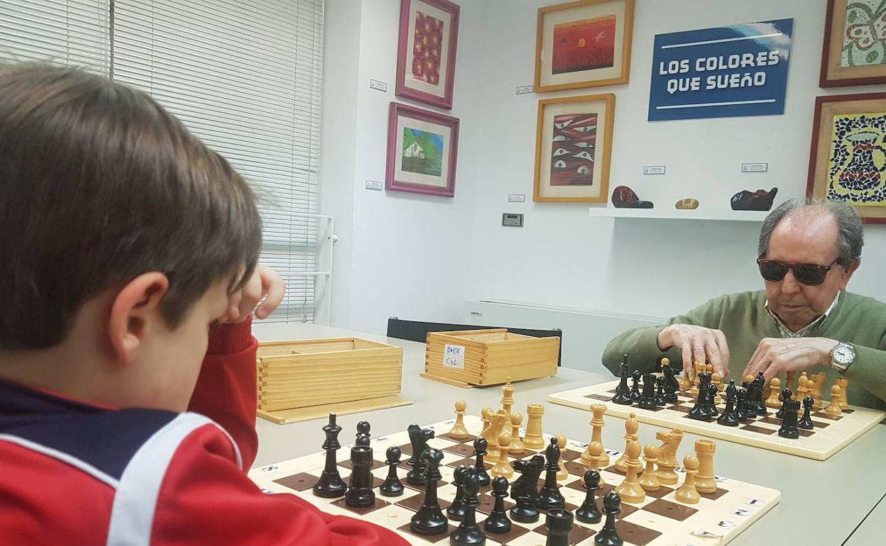 Lorenzo Velasco, en una partida de este año ante Miguel García Hernández, de 8 años.