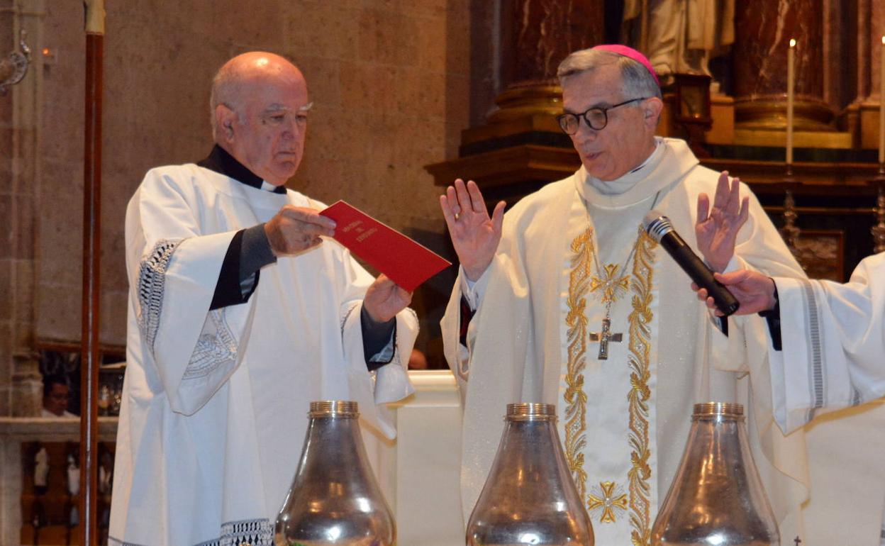El obispo de Segovia, César Franco (derecha), durante una ceremonia religiosa. 