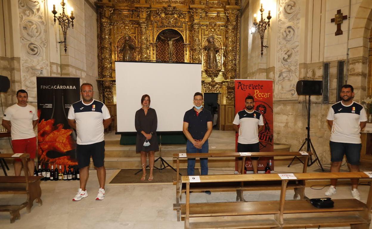 Directivos de la Federación Española de FootGolf (FEFG) y de la agrupación reiongla junto a autoridades de Peñafiel en la presentación en la iglesia de Santa Clara.