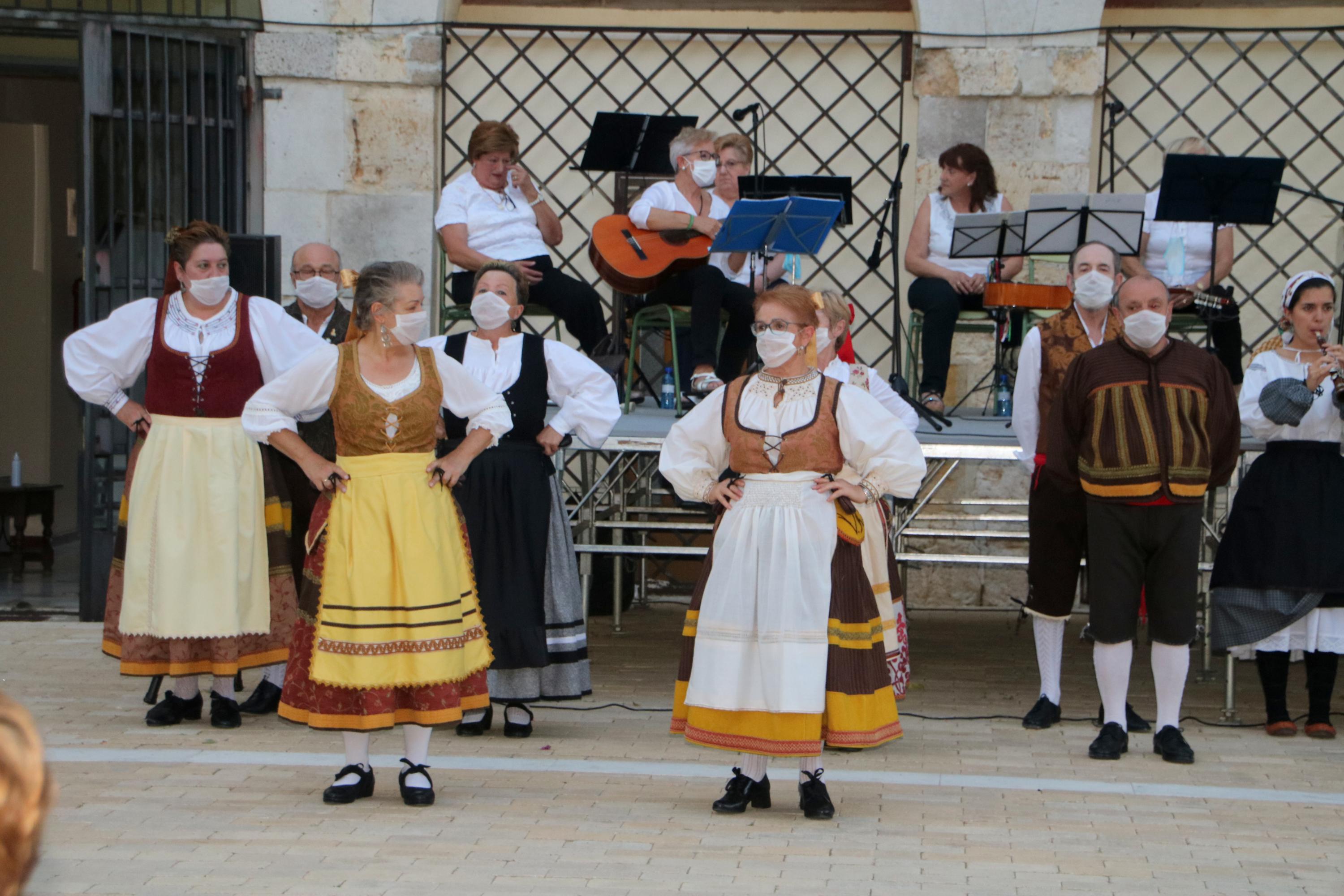 Actuación del Grupo de Danzas del Centro de Día de Mayores de Dueñas