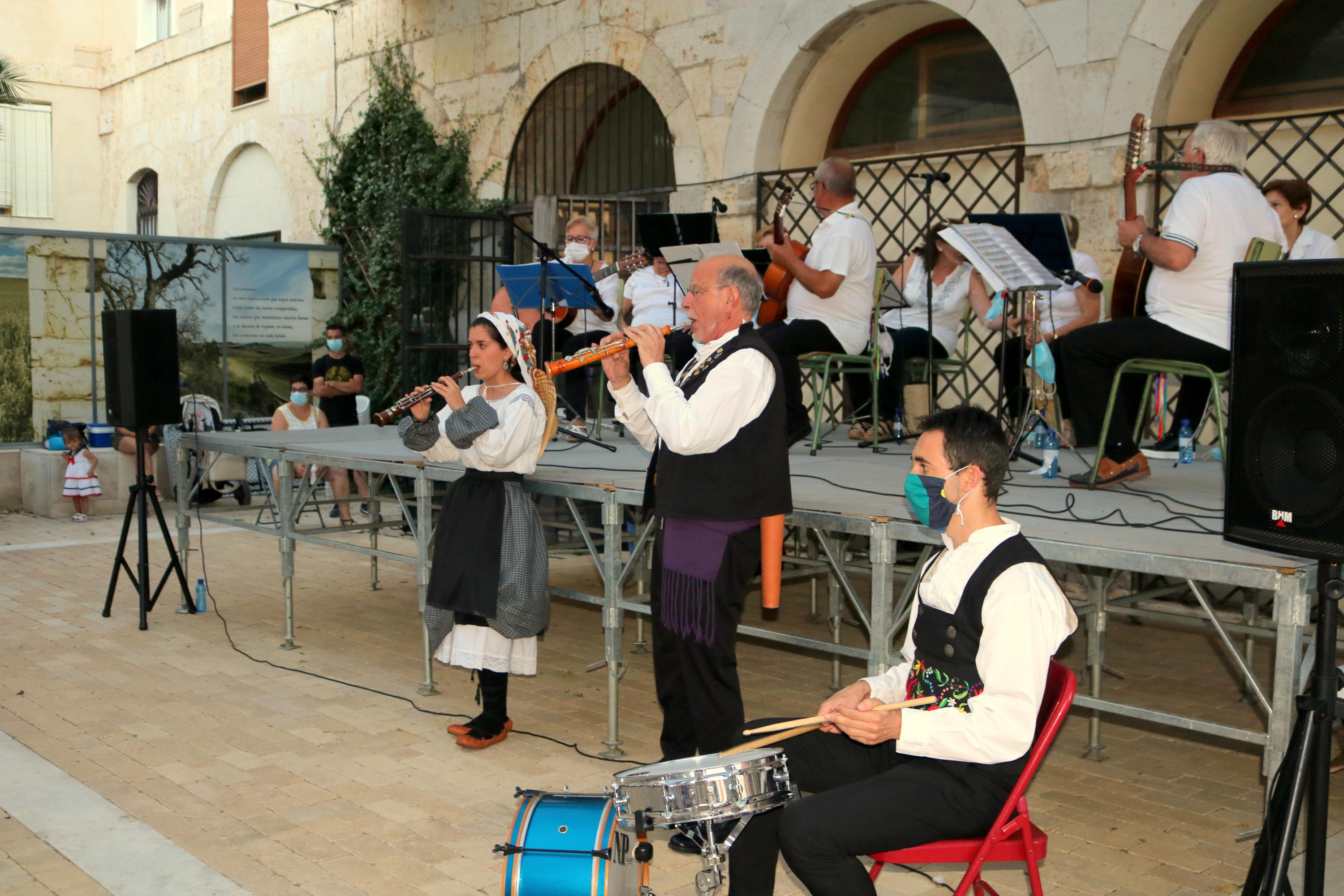 Actuación del Grupo de Danzas del Centro de Día de Mayores de Dueñas