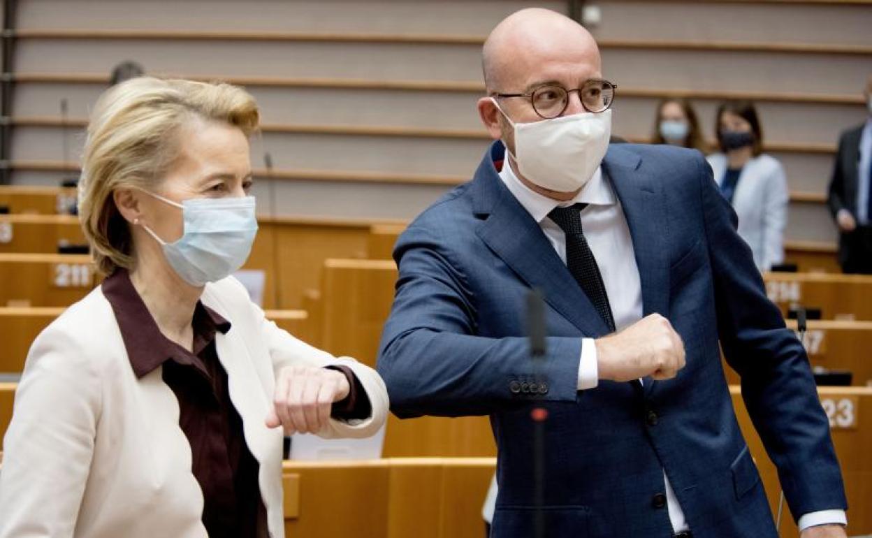 Ursula von der Leyen, presidenta de la Comisión Europea, y Charles Michel, presidente de turno del Consejo de Europa. 