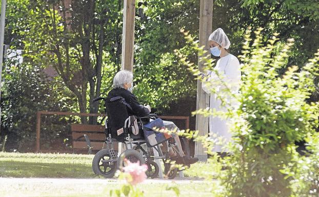 La cifra de dependientes beneficiarios de una plaza residencial baja en 698 durante la covid en Castilla y León