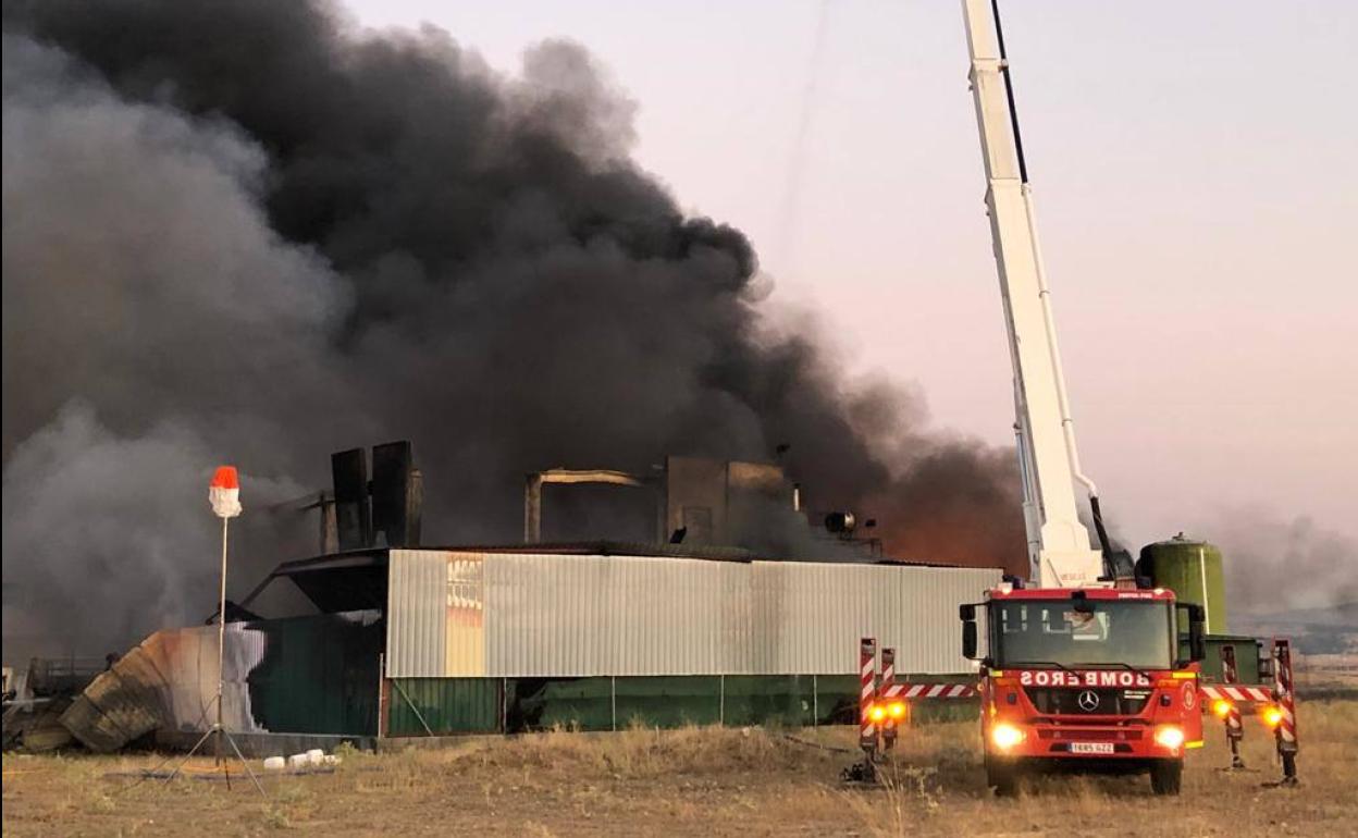 Incendio en una fábrica de pinturas situada en el polígono industrial de San Pedro del Arroyo (Ávila).