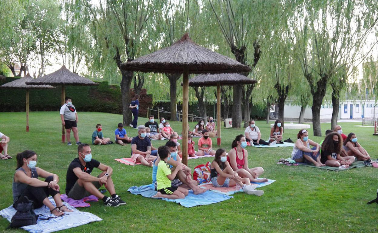 Las piscinas municipales o el patio del CEIP Pablo Picasso fue uno de los escenarios elegidos para la celebración de las actividades del Verano Cultural.