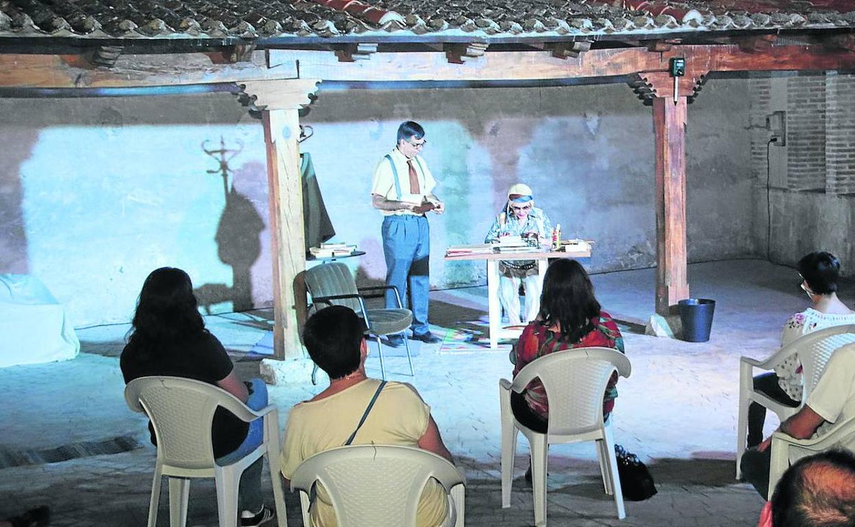 Función de microteatro de la compañía Maricastaña, hace unos días. 