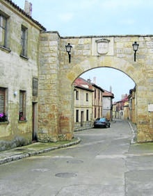 Imagen secundaria 2 - Arriba, ermita de San Pedro, de construcción tardorrománica, como la iglesia parroquial; panorámica este desde el castillo.y arco del Norte o del Camino de Monzón de Campos