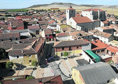 Imagen secundaria 1 - Arriba, ermita de San Pedro, de construcción tardorrománica, como la iglesia parroquial; panorámica este desde el castillo.y arco del Norte o del Camino de Monzón de Campos