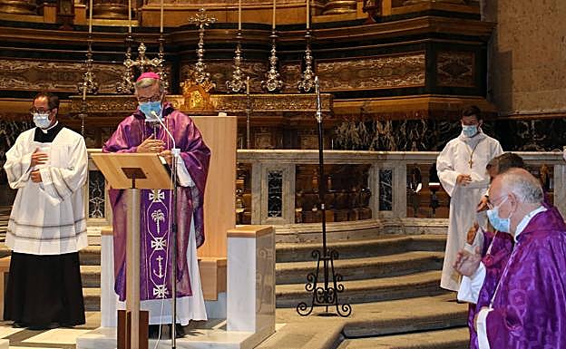 El obispo, durante la homilía. 