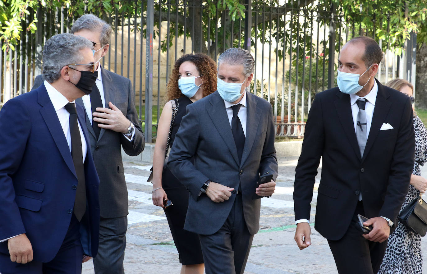 Asistentes al homenaje a los fallecidos por la pandemia celebrado en Segovia 