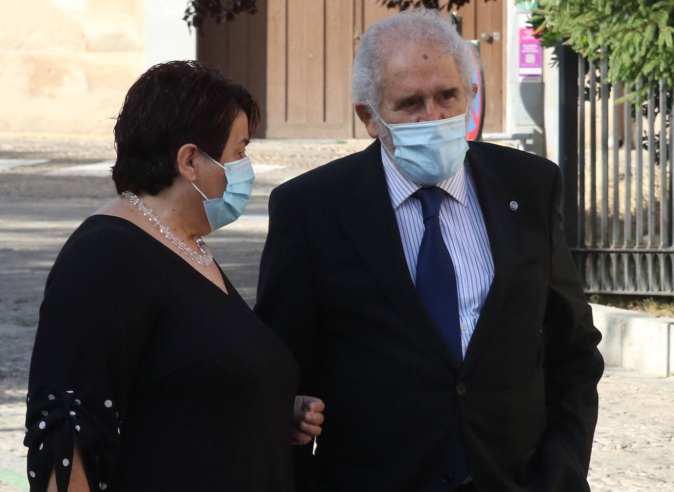 Asistentes al homenaje a los fallecidos por la pandemia celebrado en Segovia 