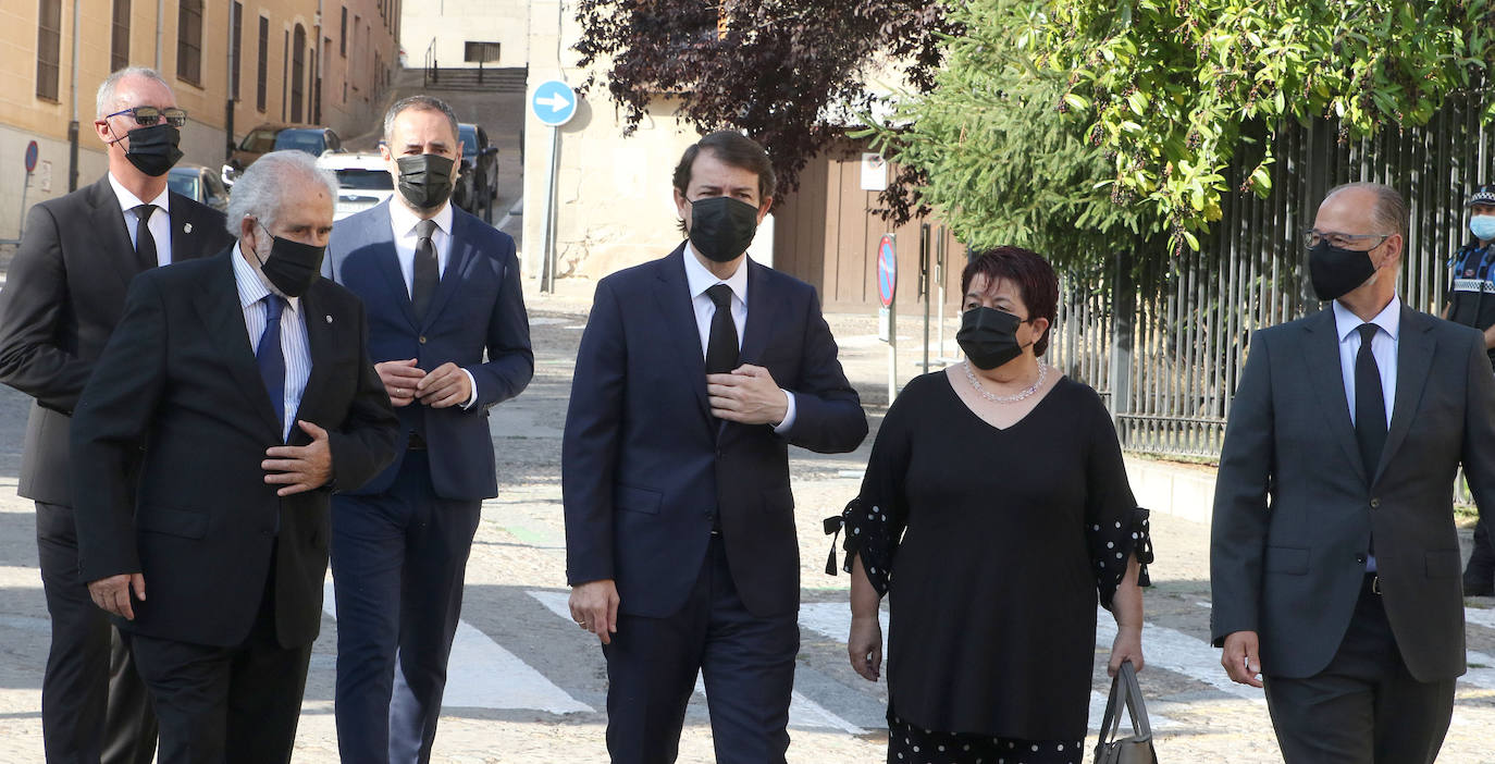 Asistentes al homenaje a los fallecidos por la pandemia celebrado en Segovia 