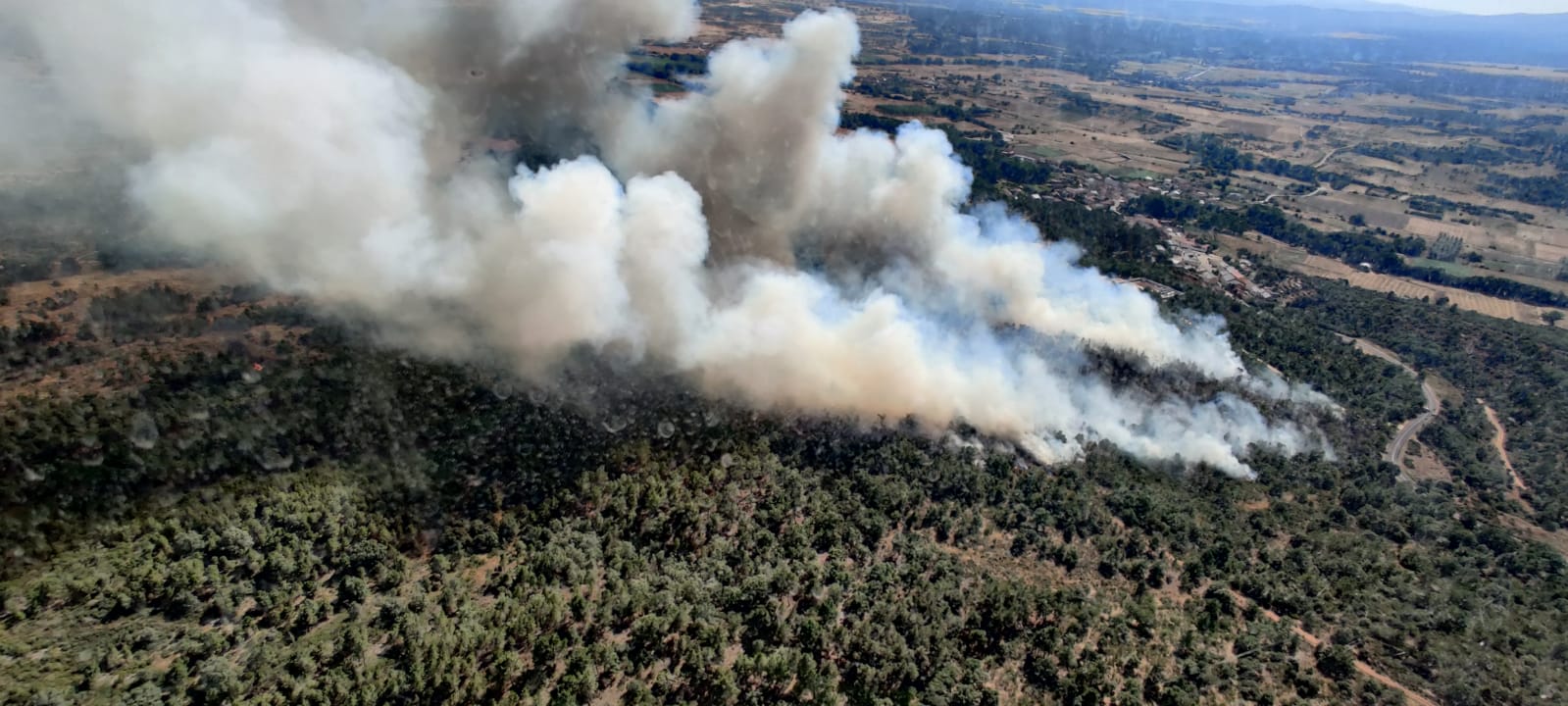 Un gran fuego en Vega de Magaz moviliza a numerosos efectivos por su virulencia | Efectivos de Brif Tabuyo, Rabanal del Camino y Camposagrado, junto al avión de coordinación (ACO) intervienen en la zona.