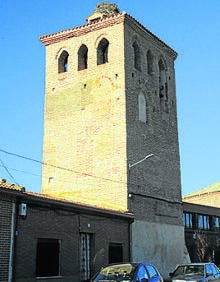 Imagen secundaria 2 - Arriba, panteones en el interior del castilla; órgano de la iglesia y torre mudéjar, que marca el perfil de la localidad 