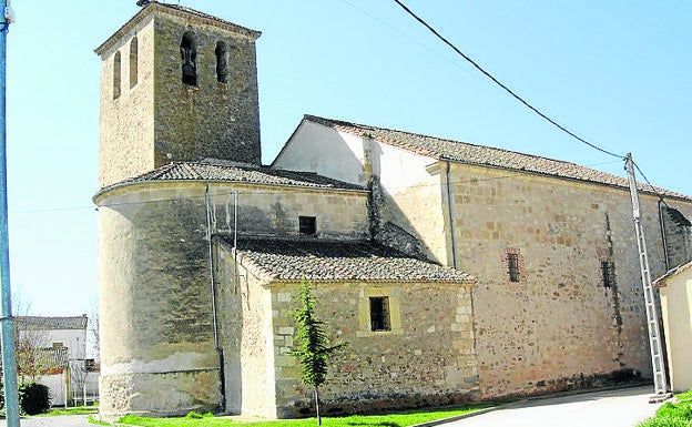 Imagen principal - Arriba, la iglesia en una vista en la que se aprecia el ábside; Virgen con su Hijo en brazos sobre la puerta de entrada al templo y torre de la iglesia, de estructura medieval.