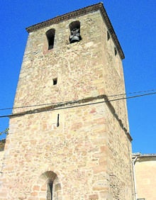 Imagen secundaria 2 - Arriba, la iglesia en una vista en la que se aprecia el ábside; Virgen con su Hijo en brazos sobre la puerta de entrada al templo y torre de la iglesia, de estructura medieval.