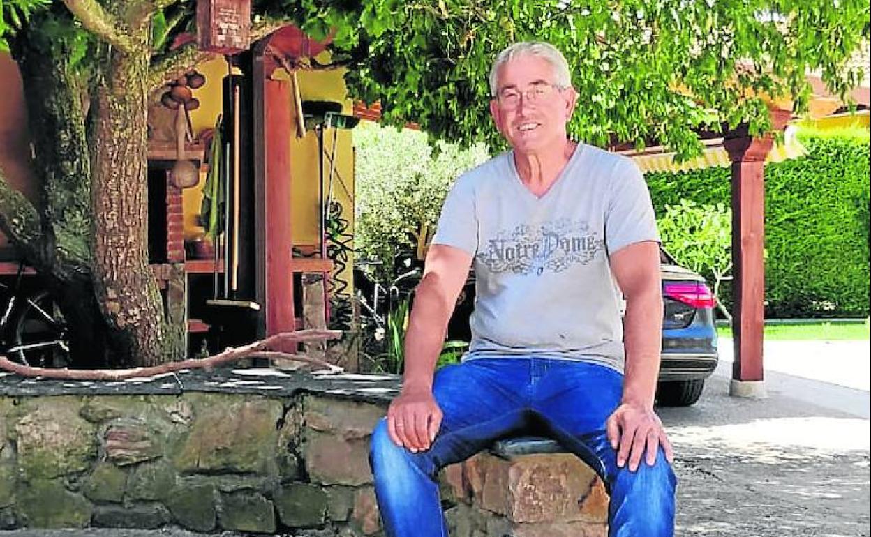 Jerónimo Cantuche, a la sombra de un árbol en su casa de Gallegos del Pan.