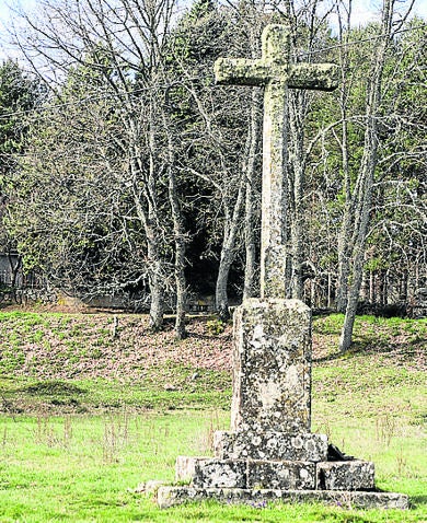 En Nava de Francia no falta la Cruz de los Caídos.