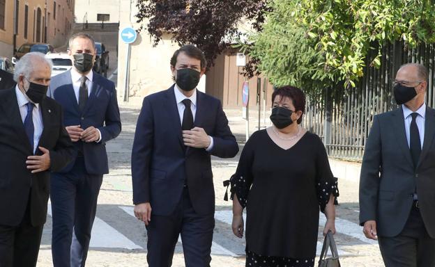 Imagen. La alcaldesa de Segovia, Clara Luquero, entre el presidente de la Junta, Alfonso F. Mañueco y el de las Cortes, Luis Fuentes, y otros invitados al homenaje como Demetrio Madrid (izquierda)