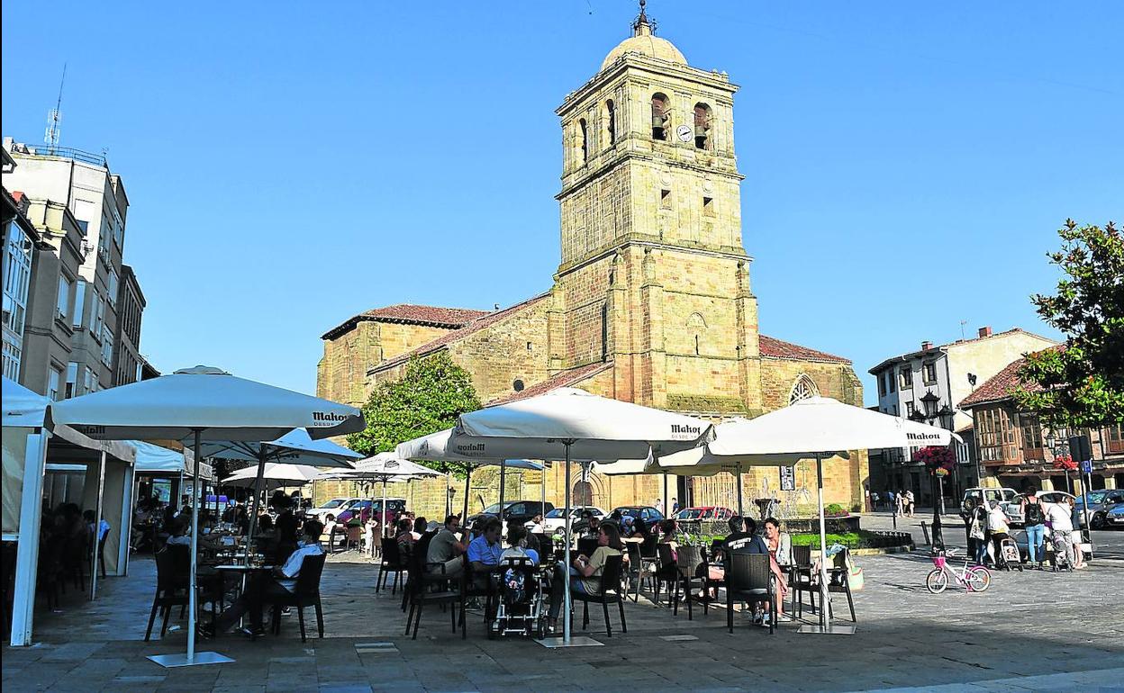 Terrazas de la Plaza Mayor de Aguilar de Campoo, repletas de vecinos y visitantes.