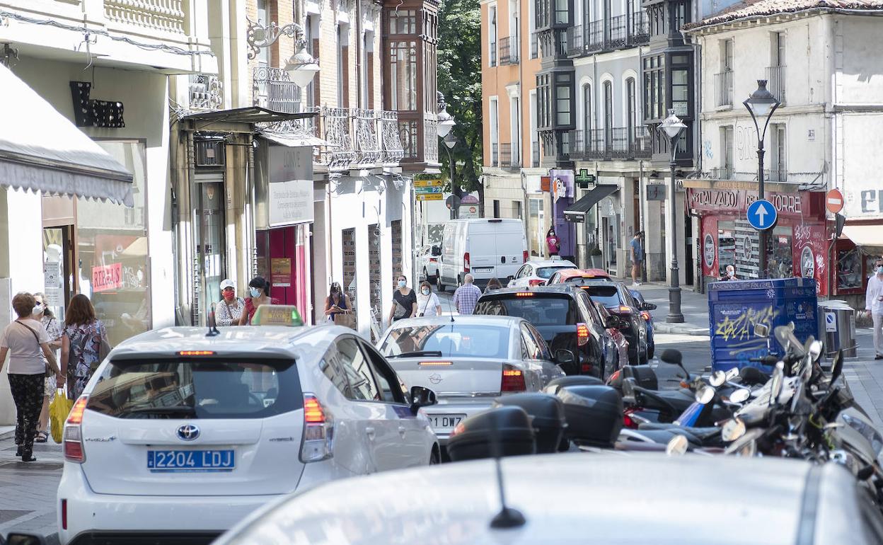 Hilera de coches en la Bajada de la Libertad. 