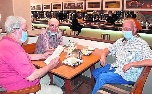 Tres estudiantes del románico en el hotel Valentín.