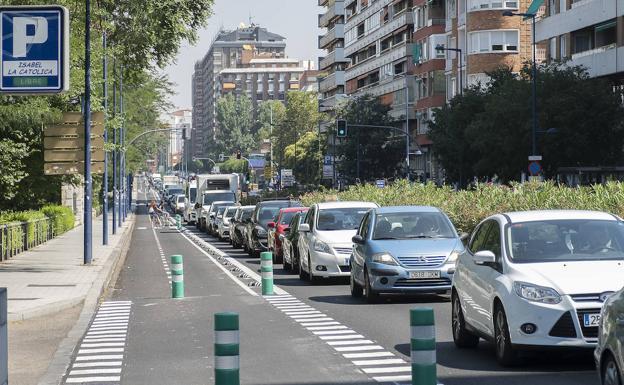 El tráfico diario de 100.000 coches y los nuevos ciclocarriles reeditan los atascos en Valladolid