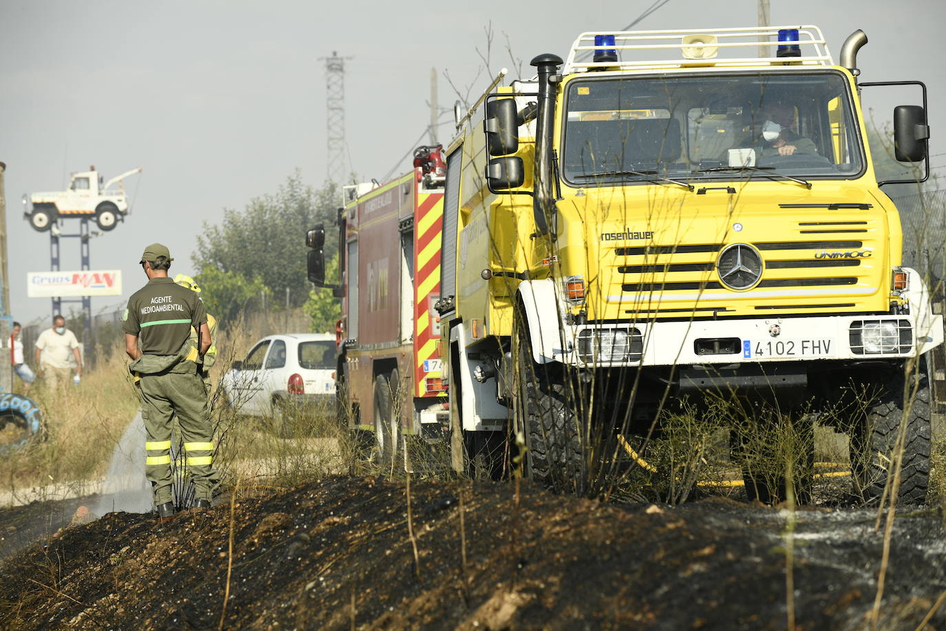 Se ha originado en el borde de la carretera aunque después se ha extendido al interior de una parcela donde se encontraban casetas de feria almacenada