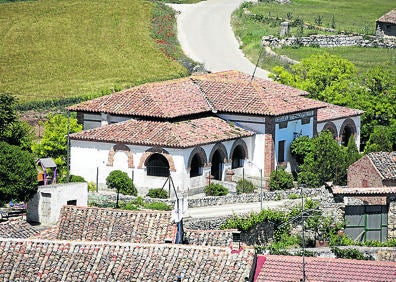 Imagen secundaria 1 - Arriba, barrio de las bodegas de la localidad; vista panorámica del característico edificio de las escuelas y ermita de la Virgen de los Remedios, en las cercanías del pueblo. 
