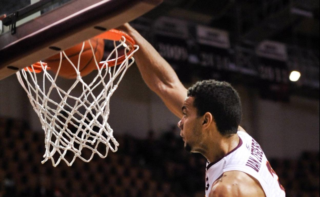 El holandés Van Zegeren machaca el aro. 