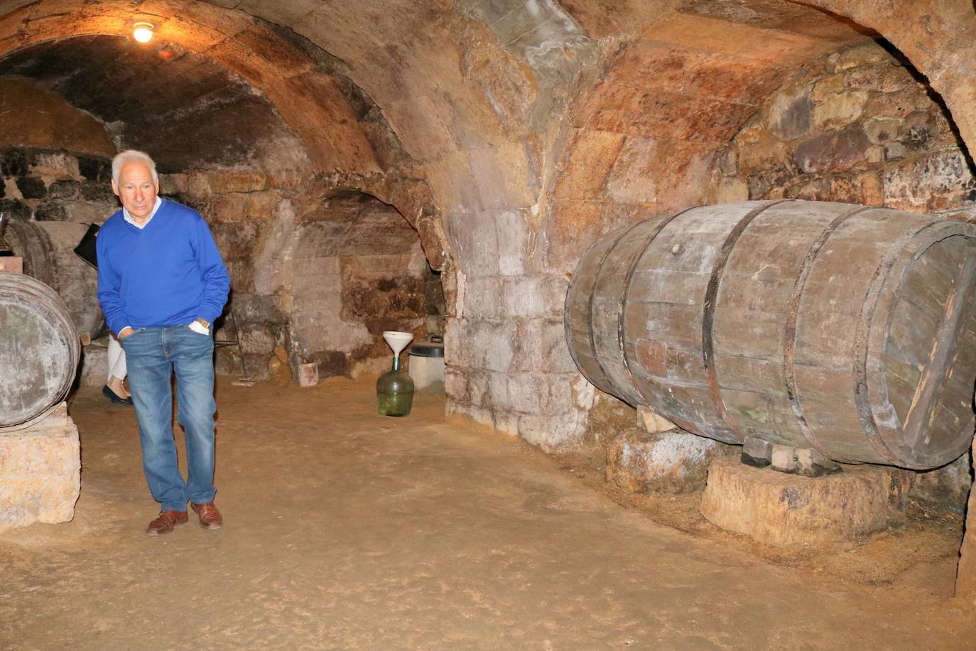 Imagen secundaria 2 - El río es este año el área para refrescarse tras decidirse el cierre de las piscinas. Abajo, la visita al museo del Convento de Santa Clara y el Palacio de Pedro I es una de las oportunidades, así como la visita a las numerosas bodegas de la localidad 