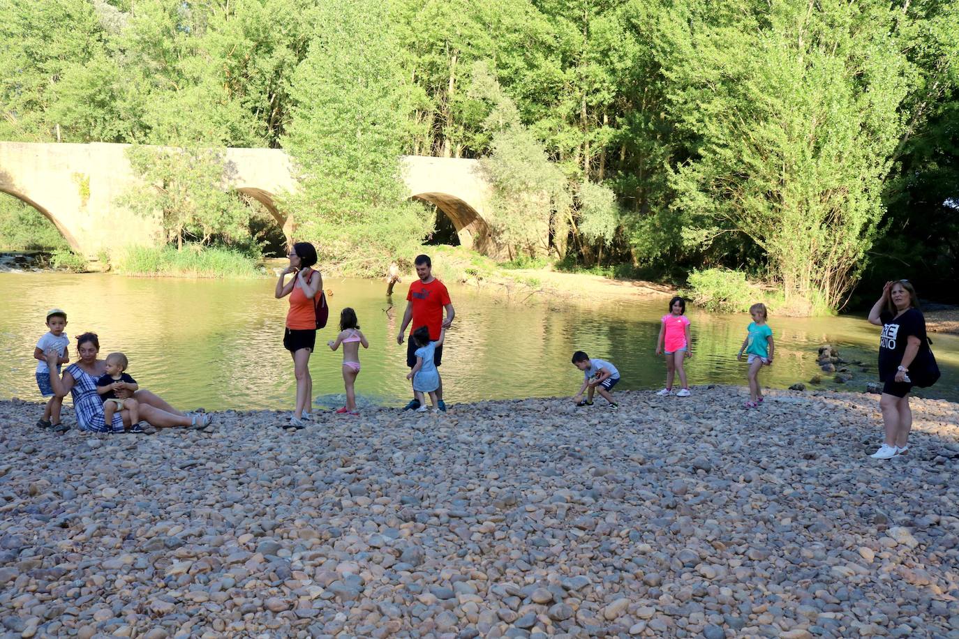 Imagen principal - El río es este año el área para refrescarse tras decidirse el cierre de las piscinas. Abajo, la visita al museo del Convento de Santa Clara y el Palacio de Pedro I es una de las oportunidades, así como la visita a las numerosas bodegas de la localidad 