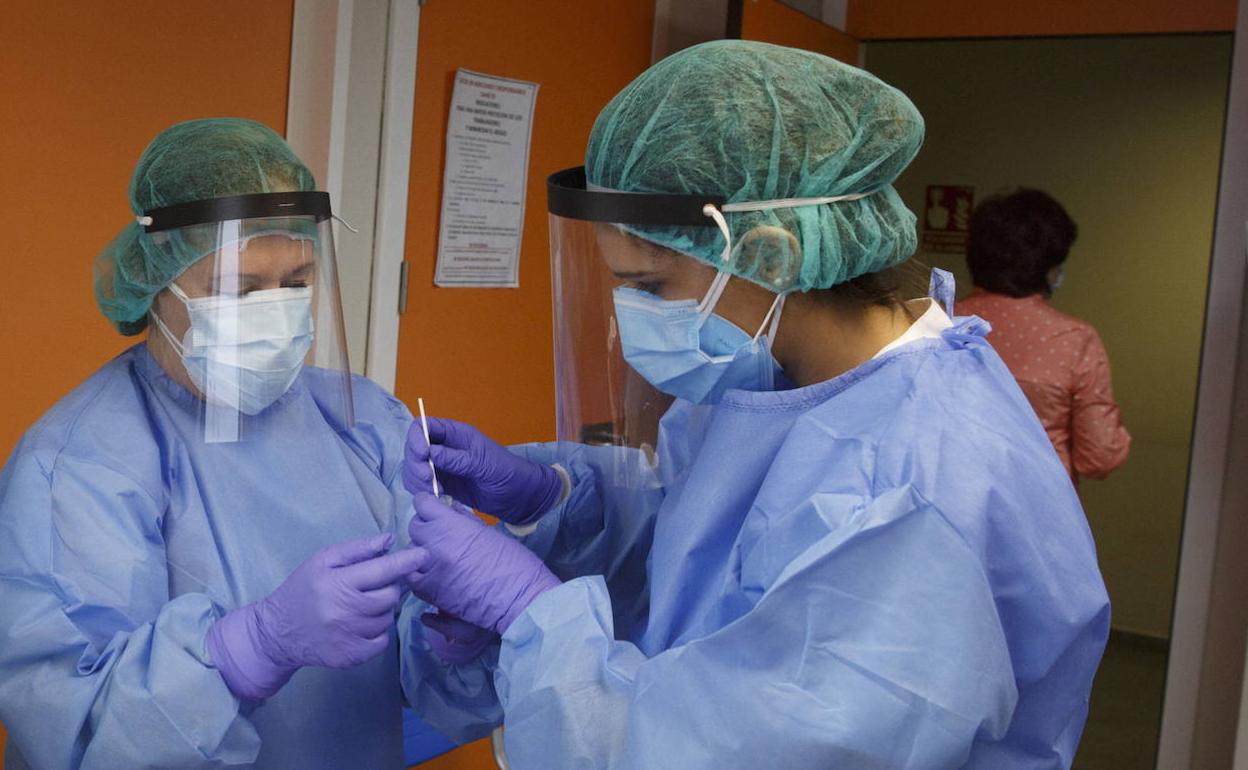 Enfermeras de un centro de salud vallisoletanoi realizan el test PCR. 