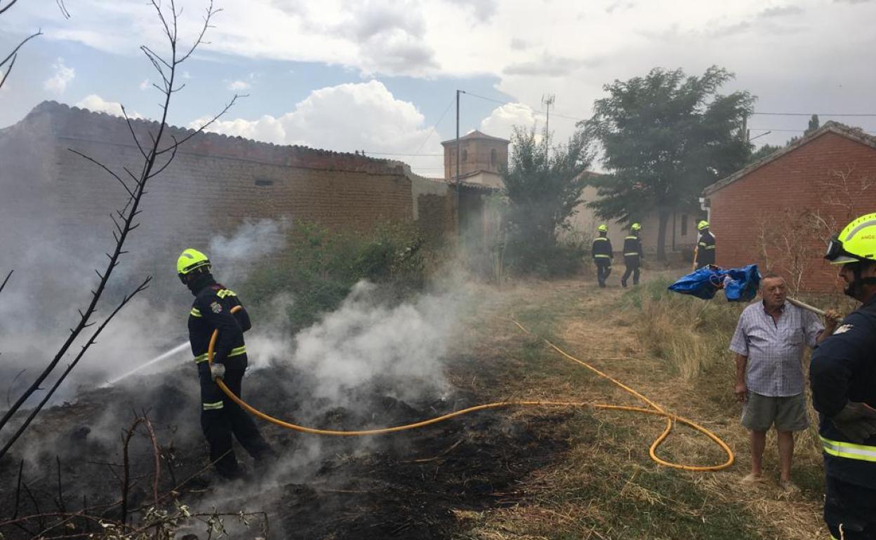 Un vecino charla con un bombero una vez que el fuego estuvo controlado. 