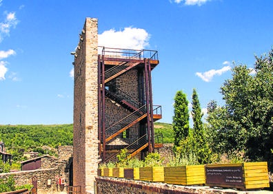 Imagen secundaria 1 - Arriba, restos arquitectónicos y al fondo, la Peña de Francia; los restos de la torre del castillo convertidos en mirador; espadaña de la iglesia, declarada Bien de Interés Cultural.