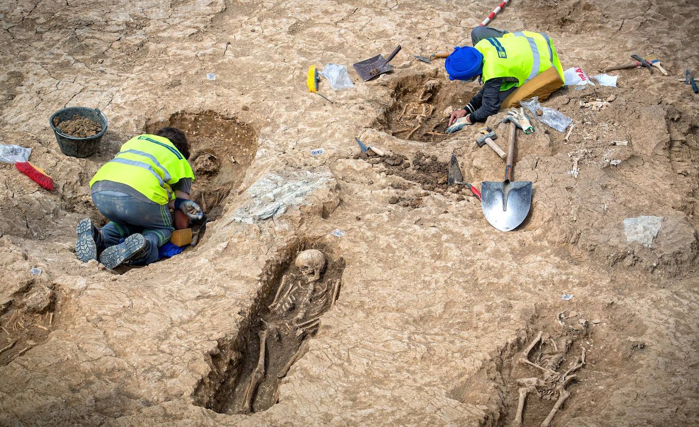 Fotos: Las obras de la A-12 han permitido descubrir una necrópolis en Grañón (La Rioja)