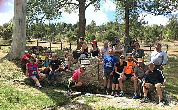 Imagen principal - Un momento de la marcha del año pasado que se espera poder repetir, con medidas de seguridad, este año. Abajo, la cena medieval que este año no podrá organizarse y la villa trabaja en la recuperación de los actos de la Cofradía de Ánimas. 